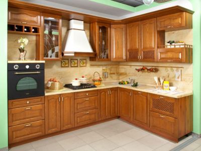 Кухонный гарнитур с фасадами из массива дуба цвета орех и классической филенкой