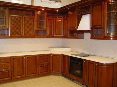 Кухонный гарнитур с фасадами из массива дуба с классической фрезеровкой цвета орех