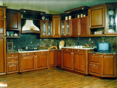 Кухонный гарнитур с фасадами из массива дуба и декоративными элементами