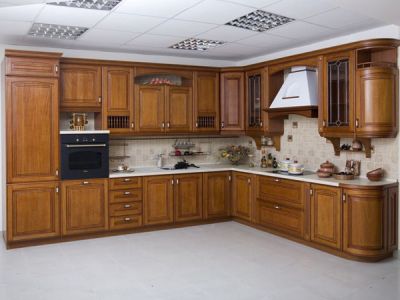 Кухонный гарнитур с фасадами из массива дуба цвета орех и пеналами для встроенной техники