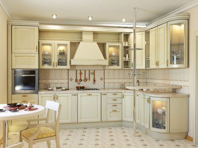 Кухонный гарнитур с фасадами из массива дуба с золотой патиной, декоративными элементами и пеналом для бытовой техники
