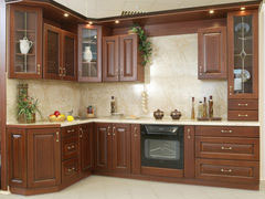 Кухонный гарнитур с фасадами из массива дуба с классической фрезеровкой цвета орех