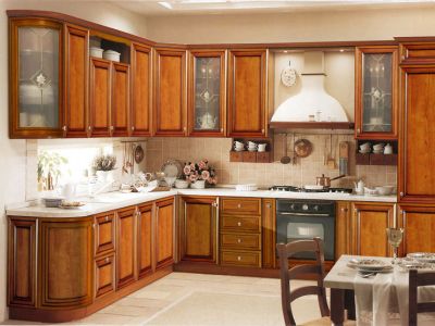 Кухонный гарнитур с фасадами из массива дуба и встроенным холодильником